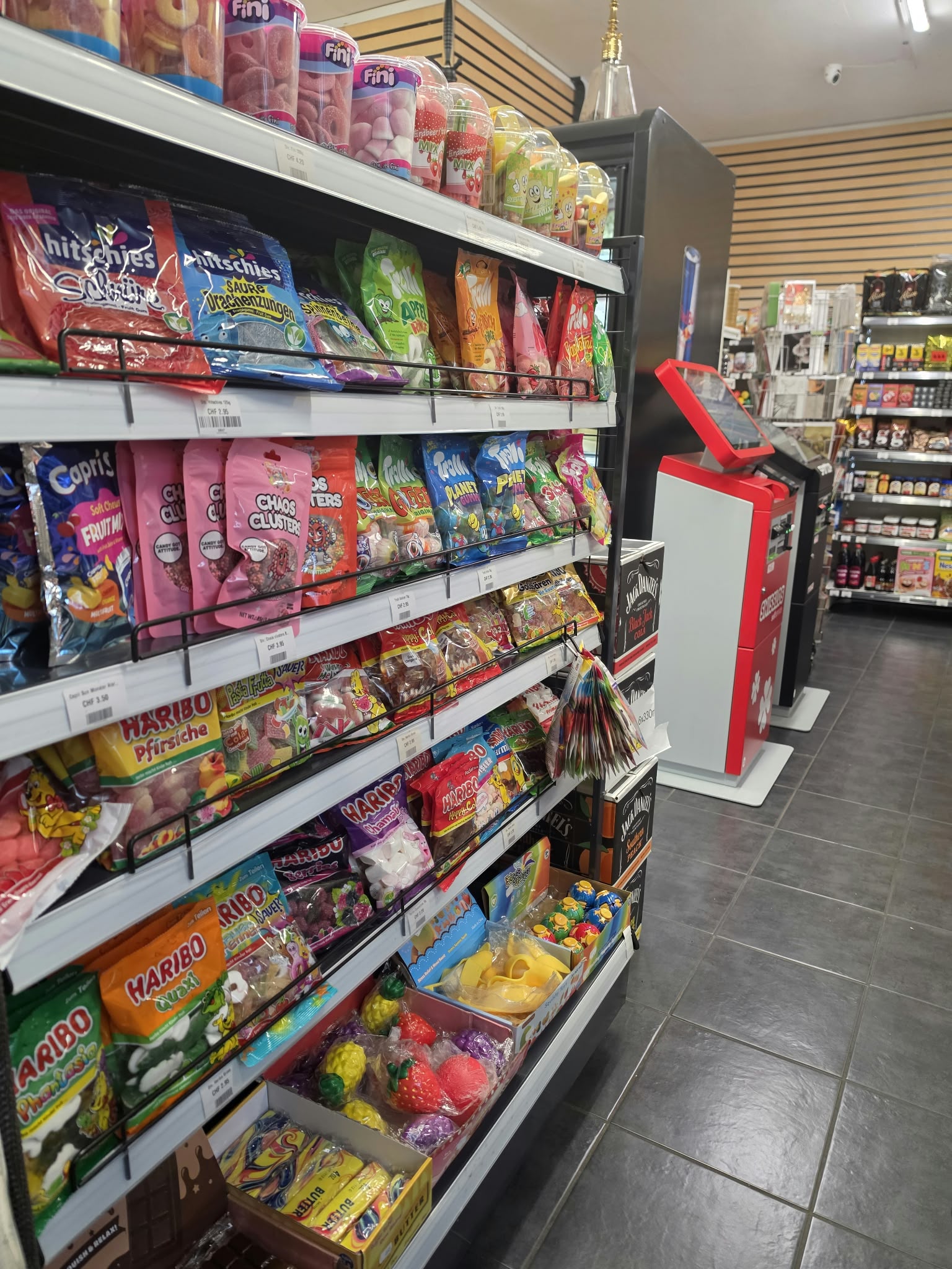 Süsswarenregal in einer K Shop Filiale