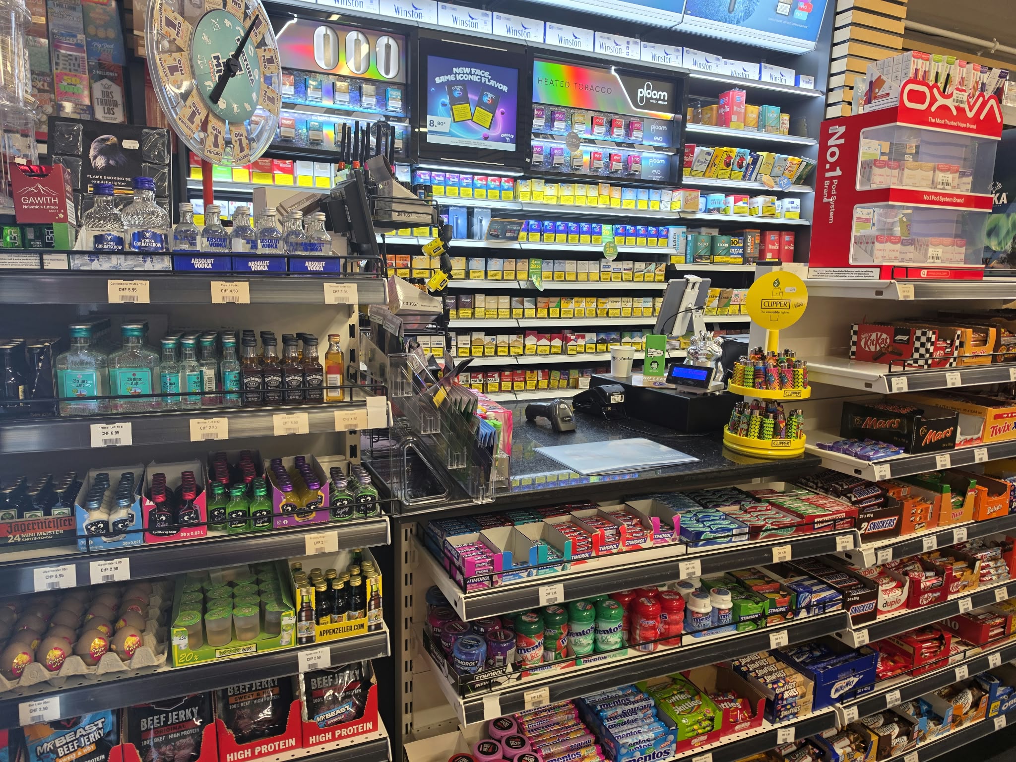 Moderner Kassen- und Verkaufsbereich einer K Shop Filiale